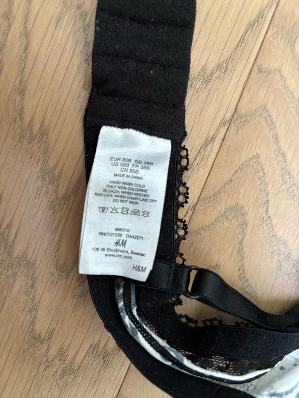 H&M Black and White Floral Lace Underwire Bra - Picture 5 of 6